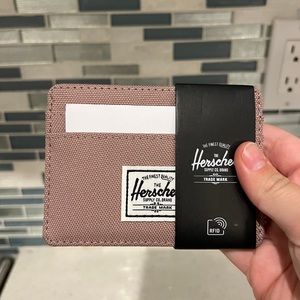 the cutest pink herschel wallet <3